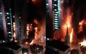 Καρέ - καρέ: Ουρανοξύστης καταρρέει σαν χάρτινος πύργος έπειτα από φωτιά - Φωτογραφία 2