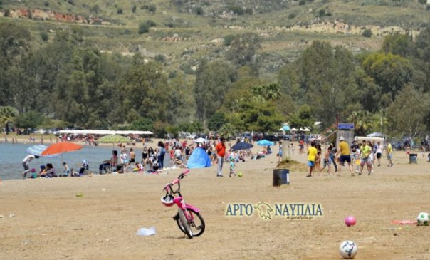 Στις παραλίες γιόρτασαν οι Έλληνες την Πρωτομαγιά – Εκατοντάδες ψησταριές στην Καραθώνα Ναυπλίου… [photos+video] - Φωτογραφία 1