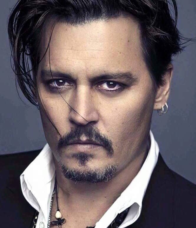 Οι σωματοφύλακές του Johnny Depp αποκαλύπτουν: «Σκουπίζαμε το πρόσωπό του από τα ναρκωτικά» - Φωτογραφία 2