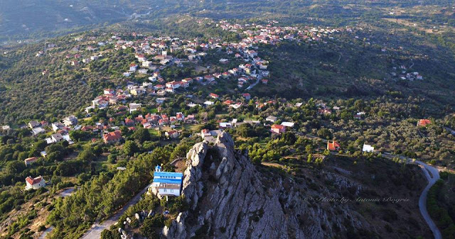 ΠΑΝΑΓΙΑ Η ΟΞΥΛΙΘΙΩΤΙΣΣΑ: Εντυπωσιακές εικόνες από το ανακαινισμένο εκκλησάκι που είναι «σκαρφαλωμένο» πάνω σε ηφαίστειο! - Φωτογραφία 4