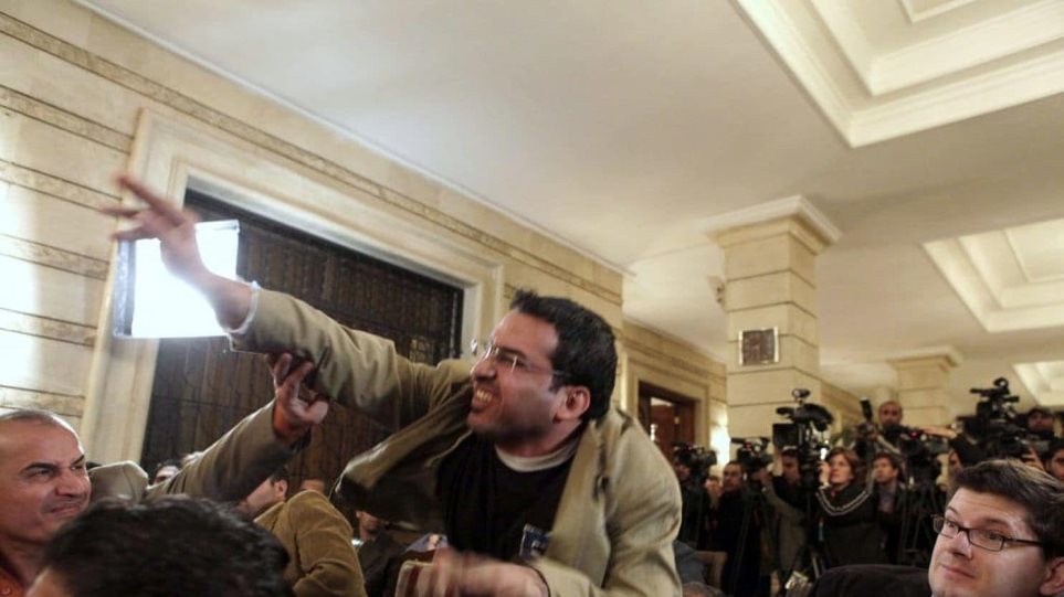Μουζαντέρ αλ Ζάιντι: Ο δημοσιογράφος που πέταξε τ0 παπούτσι του στον Μπους πάει για βουλευτής - Φωτογραφία 1