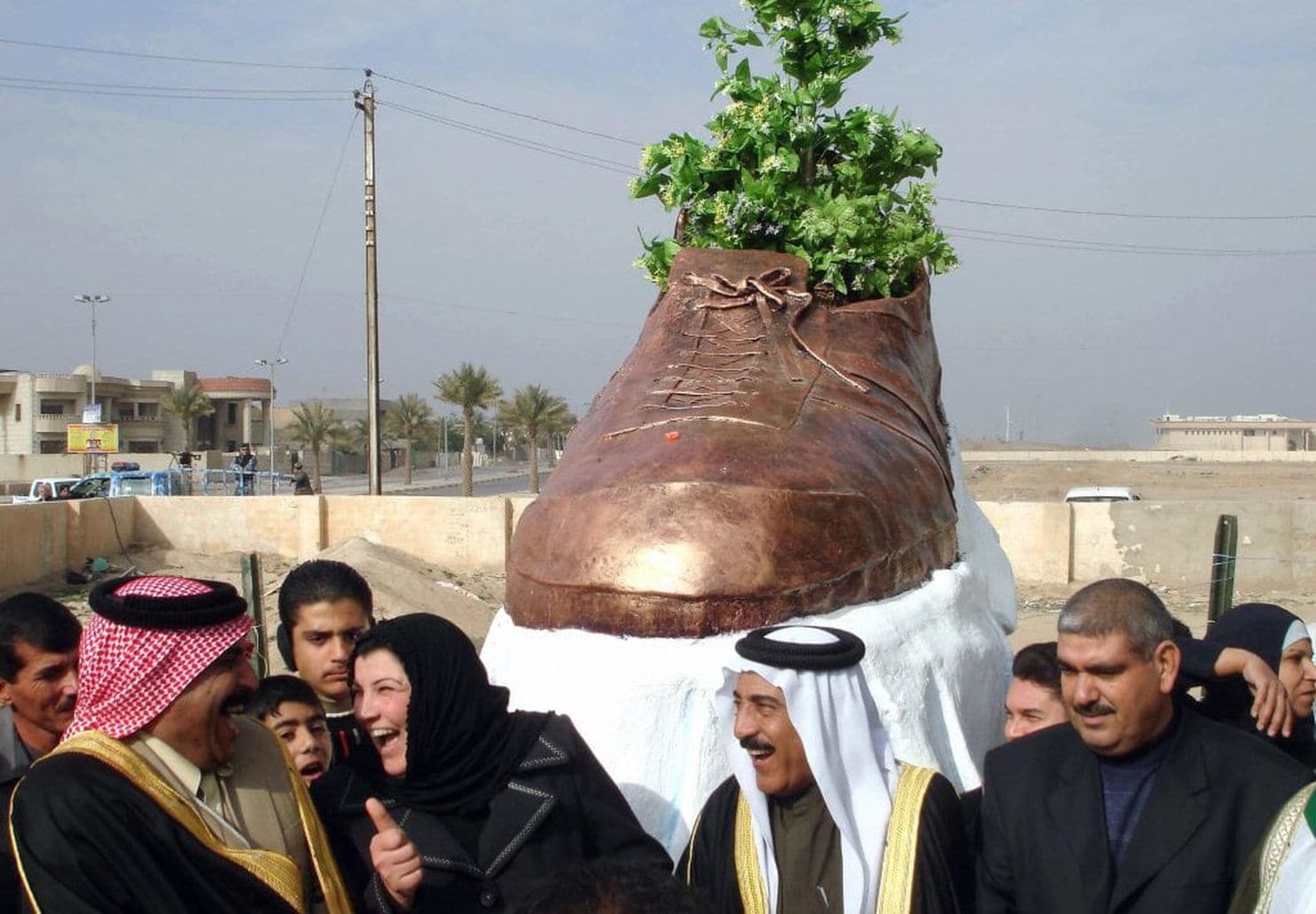 Μουζαντέρ αλ Ζάιντι: Ο δημοσιογράφος που πέταξε τ0 παπούτσι του στον Μπους πάει για βουλευτής - Φωτογραφία 4