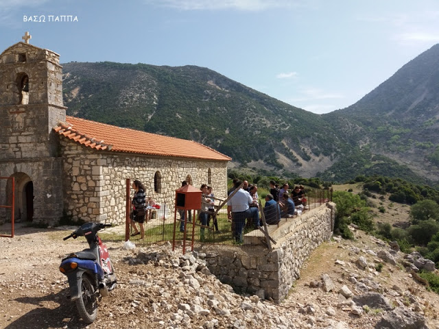 Το Παλιό χωριό ΒΑΡΝΑΚΑΣ γιόρτασε την ανακομιδή των ιερών λειψάνων του Αγίου Αθανασίου (ΦΩΤΟ: Βάσω Παππά) - Φωτογραφία 2