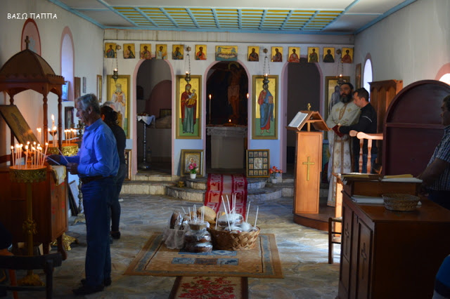 Το Παλιό χωριό ΒΑΡΝΑΚΑΣ γιόρτασε την ανακομιδή των ιερών λειψάνων του Αγίου Αθανασίου (ΦΩΤΟ: Βάσω Παππά) - Φωτογραφία 3