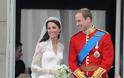 Στο «σφυρί» κομμάτια από τις γαμήλιες τούρτες βασιλικών γάμων της Βρετανίας