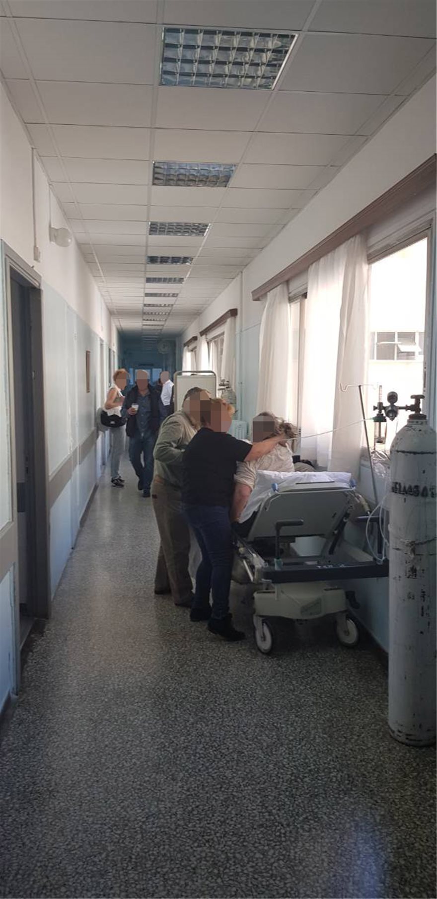 Τραγική η κατάσταση στο Σισμανόγλειο: Ράντζα-φορεία και περιποίηση ασθενών στο διάδρομο - Φωτογραφία 3