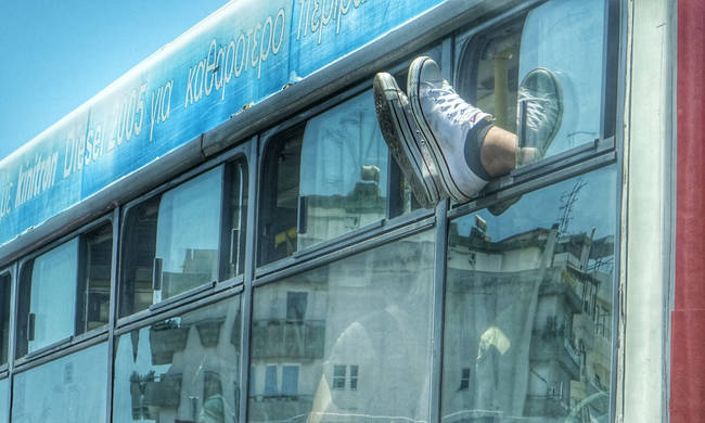 Δείτε το απίστευτο αυτοκόλλητο που έχει «κατακλύσει» τα λεωφορεία της Αθήνας - Φωτογραφία 1