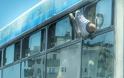 Δείτε το απίστευτο αυτοκόλλητο που έχει «κατακλύσει» τα λεωφορεία της Αθήνας