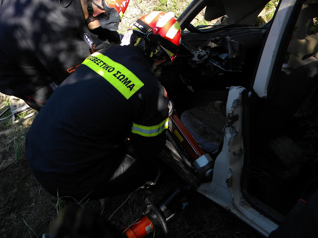 Άσκηση 5ης ΕΜΑΚ για τροχαίο σε δύσβατο σημείο του Ζαγορίου - Φωτογραφία 2