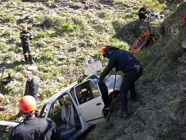 Άσκηση 5ης ΕΜΑΚ για τροχαίο σε δύσβατο σημείο του Ζαγορίου - Φωτογραφία 6