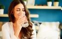 Τι συμβαίνει στο σώμα όταν πίνετε 8 ποτήρια νερό καθημερινά