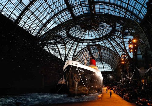 All aboard: Ένα πραγματικό κρουαζιερόπλοιο στο runway της Chanel για το Cruise Show 2019 - Φωτογραφία 2