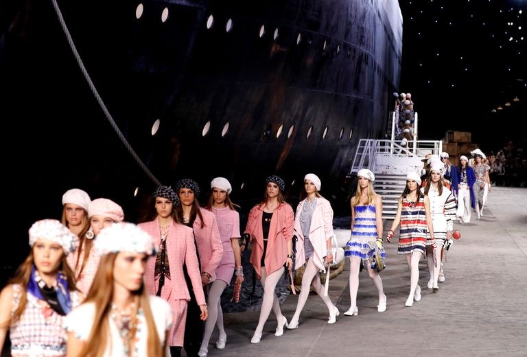 All aboard: Ένα πραγματικό κρουαζιερόπλοιο στο runway της Chanel για το Cruise Show 2019 - Φωτογραφία 4