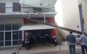 Απίστευτο! Στύλος ηλεκτρικού έπεσε πάνω σε διαμέρισμα στα Χανιά - Φωτογραφία 2