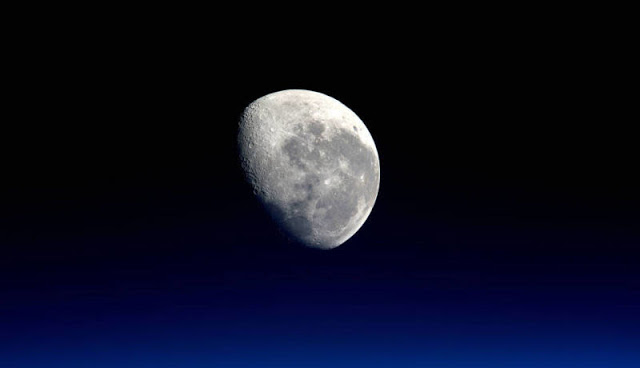 H «δύση» της Σελήνης όπως φαίνεται από τον Διαστημικό Σταθμό ISS - Φωτογραφία 1