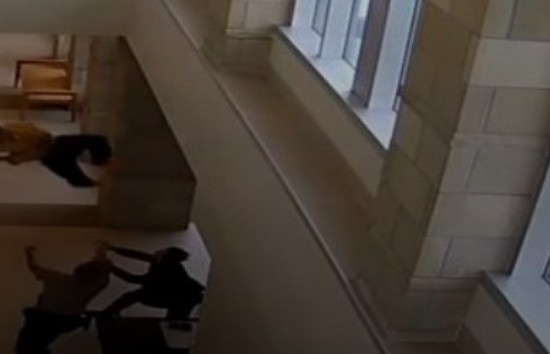 Βίντεο: Βουτιά στο κενό έκανε κρατούμενος έξω από αίθουσα δικαστηρίου - Φωτογραφία 1
