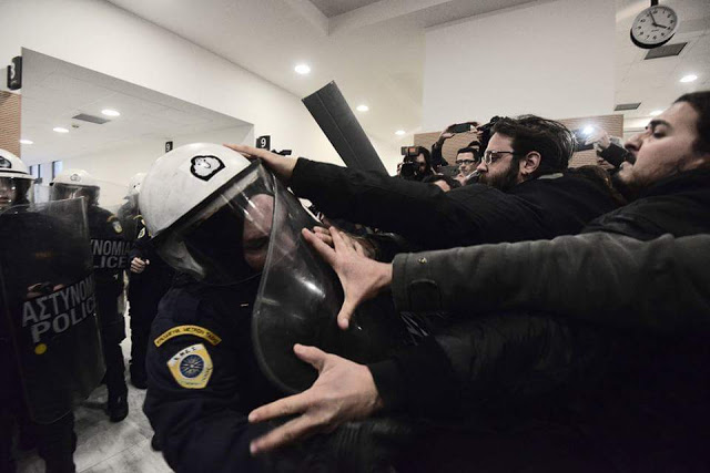Ονομαστική μήνυση της Κωνσταντοπούλου σε βάρος Αστυνομικών για τα επεισόδια στο Ειρηνοδικείο - Φωτογραφία 1