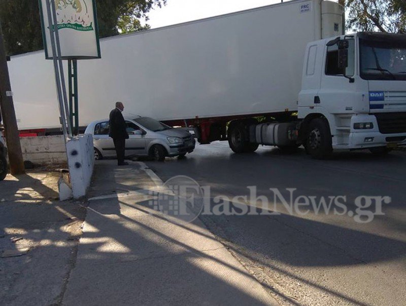 Απίστευτο τροχαίο - Αυτοκίνητο σφηνώθηκε σε νταλίκα στα Χανιά [photos+video] - Φωτογραφία 5