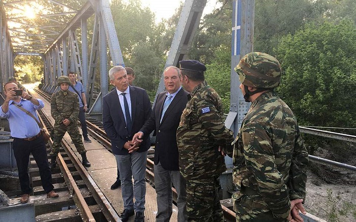 ΣΕ ΦΥΛΑΚΙΟ ΚΟΝΤΑ ΣΤΑ ΕΛΛΗΝΟΤΟΥΡΚΙΚΑ ΣΥΝΟΡΑ Ο ΚΩΣΤΑΣ ΚΑΡΑΜΑΝΛΗΣ - Φωτογραφία 2