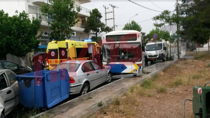 Καραμπόλα στα Άνω Λιόσια - Αυτοκίνητο έπεσε πάνω σε λεωφορείο της ΕΘΕΛ και μετά σε άλλο όχημα - ΦΩΤΟ αναγνώστη - Φωτογραφία 1