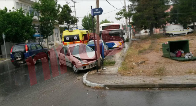 Καραμπόλα στα Άνω Λιόσια - Αυτοκίνητο έπεσε πάνω σε λεωφορείο της ΕΘΕΛ και μετά σε άλλο όχημα - ΦΩΤΟ αναγνώστη - Φωτογραφία 3