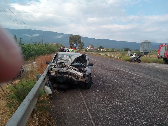 Στο νοσοκομείο έγκυος, μετά από σοβαρό τροχαίο στην εθνική οδό στο Αγρίνιο (φωτο) - Φωτογραφία 2