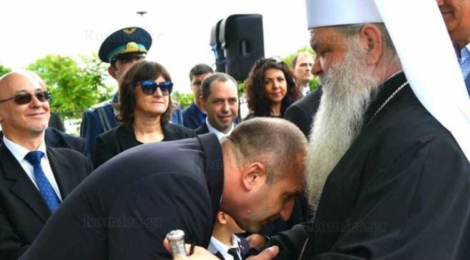 Ο Πρόεδρος της Βουλγαρίας φίλησε το χέρι του σχισματικού Αρχιεπισκόπου Στεφάνου! - Φωτογραφία 1
