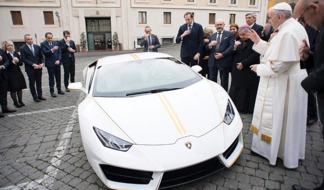 Στο σφυρί η Lamborghini του Πάπα Φραγκίσκου - Φωτογραφία 2