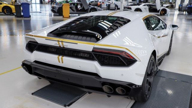 Στο σφυρί η Lamborghini του Πάπα Φραγκίσκου - Φωτογραφία 4