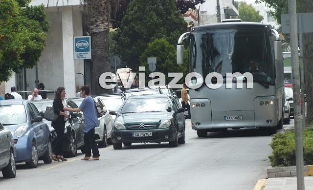 Χαλκίδα: Όχημα της αστυνομίας «φράκαρε» την κυκλοφορία έξω από τα Δικαστήρια (ΦΩΤΟ) - Φωτογραφία 2