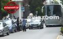 Χαλκίδα: Όχημα της αστυνομίας «φράκαρε» την κυκλοφορία έξω από τα Δικαστήρια (ΦΩΤΟ)