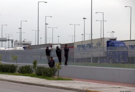Τα όπλα στις τάξεις των μεταναστών φέρνουν στην Πάτρα εσπευσμένα κλιμάκια των Υπουργείων για το μεταναστευτικό - Φωτογραφία 1