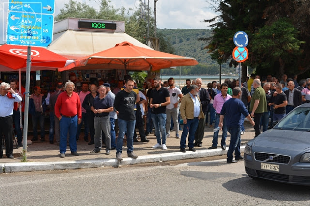 Ολοκληρώθηκε πριν λίγο η κινητοποίηση αγροτών στον Κόμβο Αμφιλοχίας (ΦΩΤΟ-ΒΙΝΤΕΟ) - Φωτογραφία 33