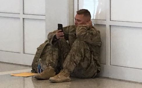Η φωτογραφία του στρατιώτη που έγινε viral κάνοντας και τους πιο σκληρούς να λυγίσουν και η ιστορία πίσω από αυτή - Φωτογραφία 1