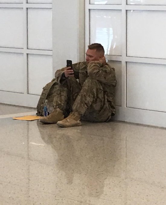 Η φωτογραφία του στρατιώτη που έγινε viral κάνοντας και τους πιο σκληρούς να λυγίσουν και η ιστορία πίσω από αυτή - Φωτογραφία 3