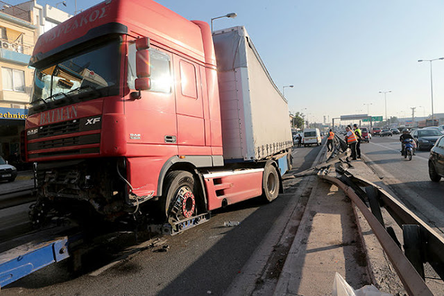 Φονικό τροχαίο στον Κηφισό με δύο νεκρούς - Μεθυσμένος ο οδηγός της μοιραίας νταλίκας! (ΦΩΤΟ & ΒΙΝΤΕΟ-ΝΤΟΚΟΥΜΕΝΤΟ) - Φωτογραφία 4