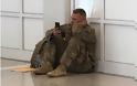 Η φωτογραφία του στρατιώτη που έγινε viral κάνοντας και τους πιο σκληρούς να λυγίσουν και η ιστορία πίσω από αυτή