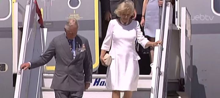 Ο πρίγκιπας Κάρολος και η Camilla Parker έφτασαν στην Αθήνα - Φωτογραφία 1