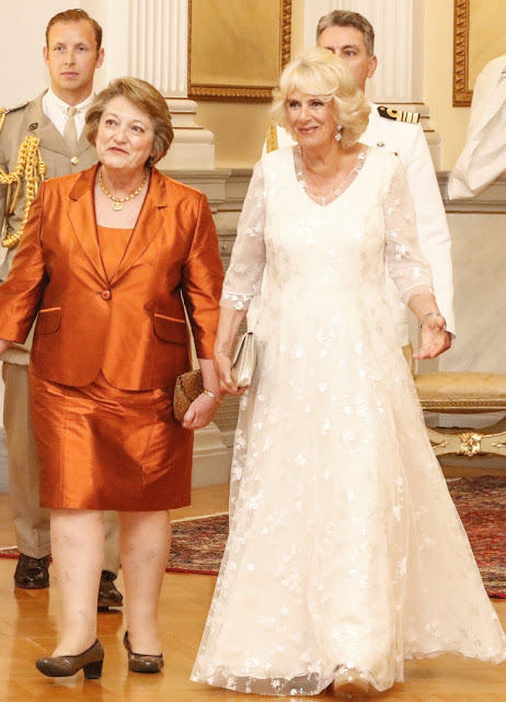 Λαμπερές εμφανίσεις στο Προεδρικό Μέγαρο! Το νυφικό της Καμίλα και το λαδί φόρεμα της Μπαζιάνα [photos] - Φωτογραφία 2