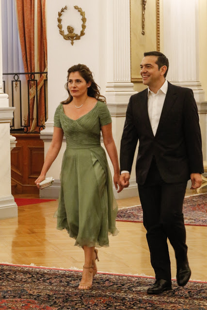 Λαμπερές εμφανίσεις στο Προεδρικό Μέγαρο! Το νυφικό της Καμίλα και το λαδί φόρεμα της Μπαζιάνα [photos] - Φωτογραφία 8