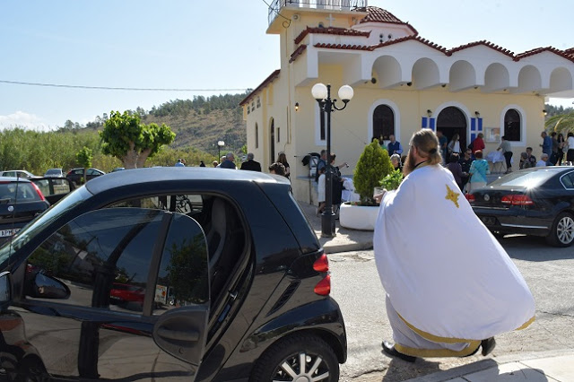 Άγιος Χριστόφορος ο προστάτης των οδηγών - Ιερέας αγιάζει τα αυτοκίνητα (φωτο) - Φωτογραφία 1