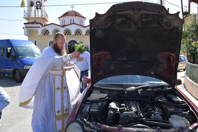 Άγιος Χριστόφορος ο προστάτης των οδηγών - Ιερέας αγιάζει τα αυτοκίνητα (φωτο) - Φωτογραφία 5