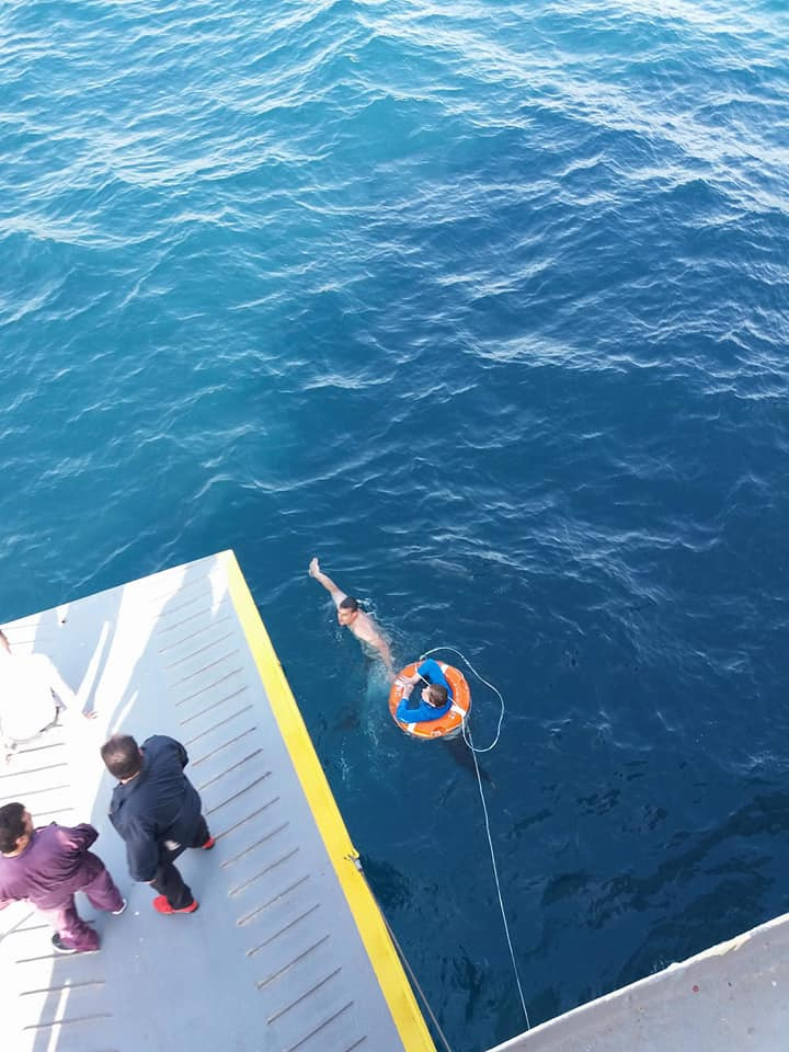Καρέ καρέ η διάσωση της γυναίκας που βρέθηκε μέσα στη θάλασσα (5 ναυτικά μίλια νότια του Πειραιά) - Φωτογραφία 3