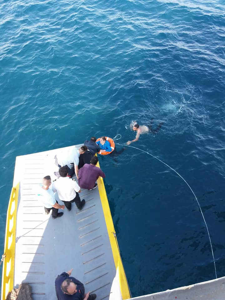 Καρέ καρέ η διάσωση της γυναίκας που βρέθηκε μέσα στη θάλασσα (5 ναυτικά μίλια νότια του Πειραιά) - Φωτογραφία 5