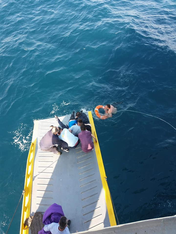 Καρέ καρέ η διάσωση της γυναίκας που βρέθηκε μέσα στη θάλασσα (5 ναυτικά μίλια νότια του Πειραιά) - Φωτογραφία 6