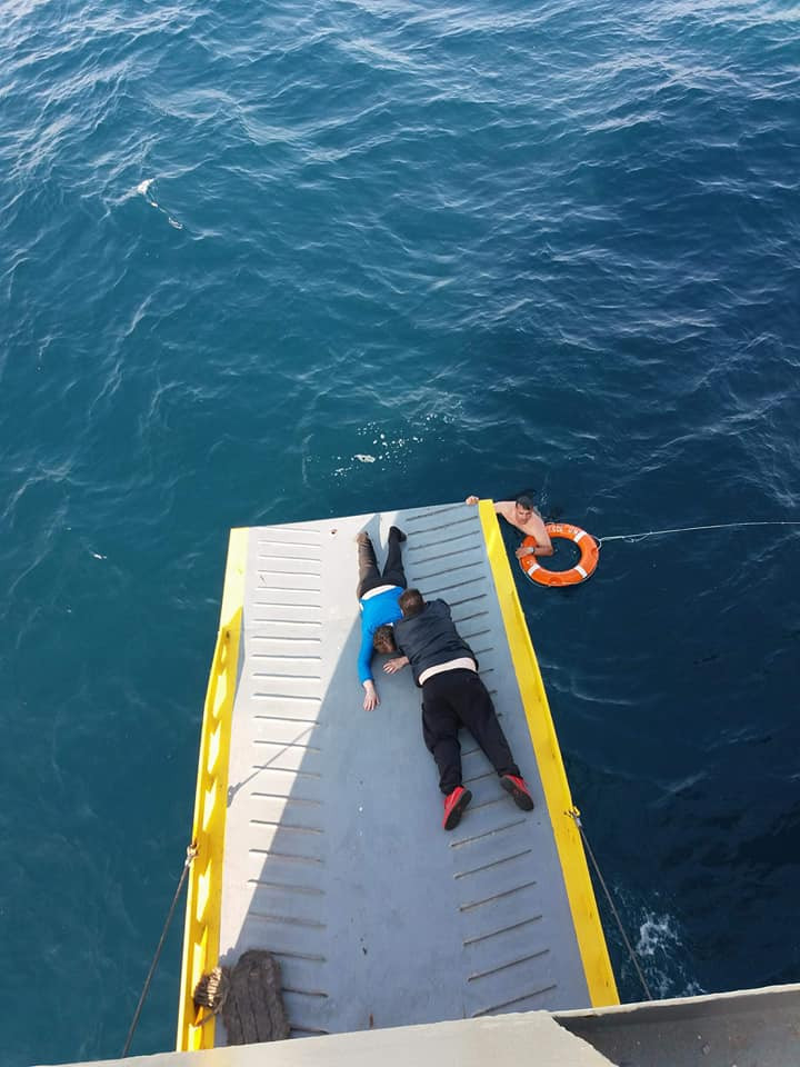 Καρέ καρέ η διάσωση της γυναίκας που βρέθηκε μέσα στη θάλασσα (5 ναυτικά μίλια νότια του Πειραιά) - Φωτογραφία 7