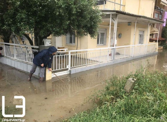 Βίντεο – ΣΟΚ: Η στιγμή που χείμαρρος παρασύρει γυναίκα στη Θεσσαλονίκη - Φωτογραφία 2