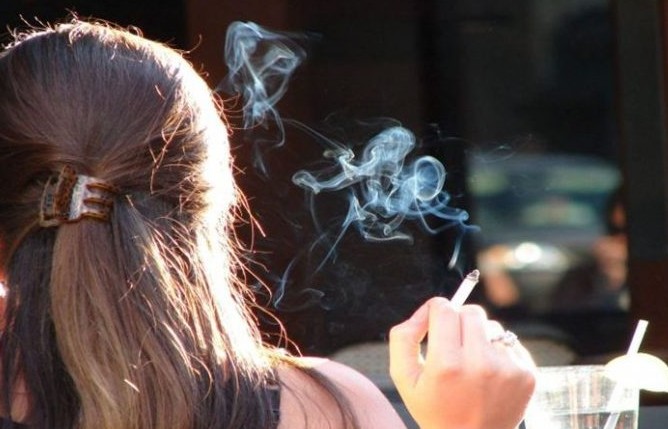 Χανιά:Οι πιτσιρικάδες σβήνουν το τσιγάρο - Μένει να εφαρμοστεί ο αντικαπνιστικός νόμος - Φωτογραφία 1