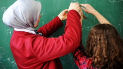 Γερμανία: Δικαστήριο απαγόρευσε σε δασκάλα να φορά μαντίλα στην τάξη - Φωτογραφία 1