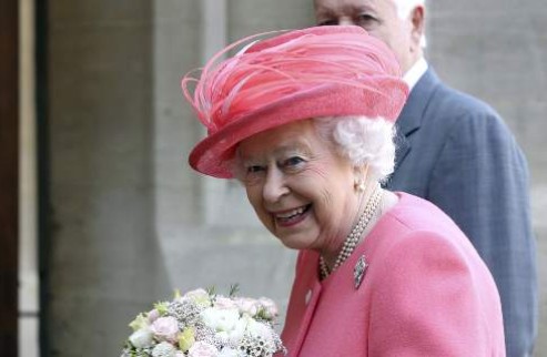 Ο λόγος που η βασίλισσα Ελισάβετ δεν φοράει παντελόνι σε δημόσια εμφάνιση - Η μοναδική φορά που φόρεσε και γιατί [photos] - Φωτογραφία 1